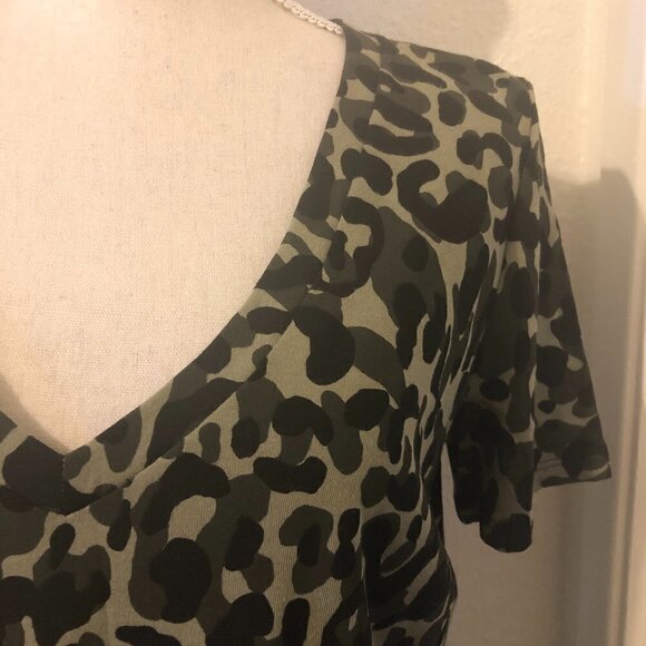 PINK Tee Shirt Women's Size Medium Green Camo Short Sleeve Print V-Neck NWT - Picture 9 of 10